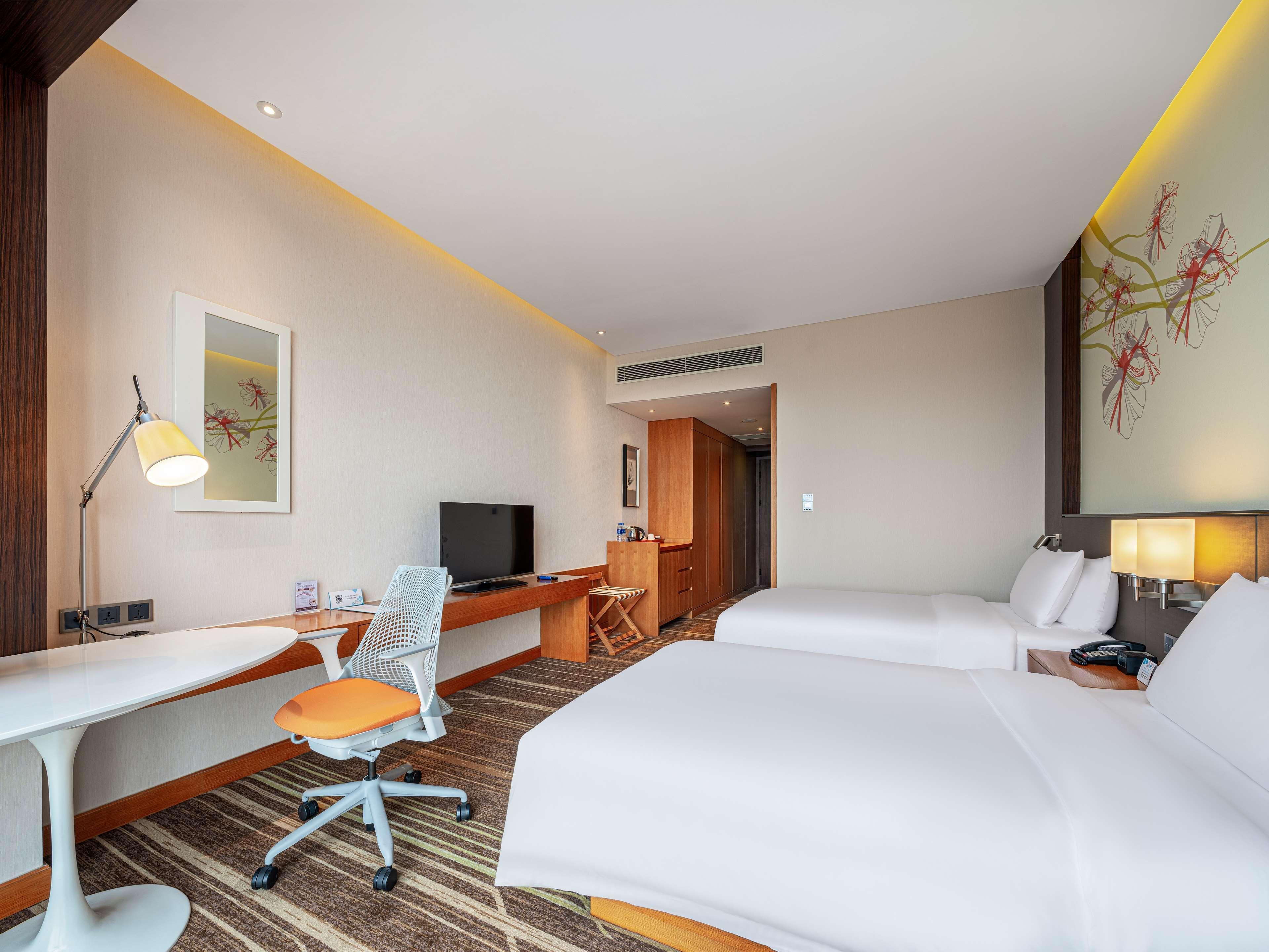 Hilton Garden Inn Chengdu Huayang Bagian luar foto